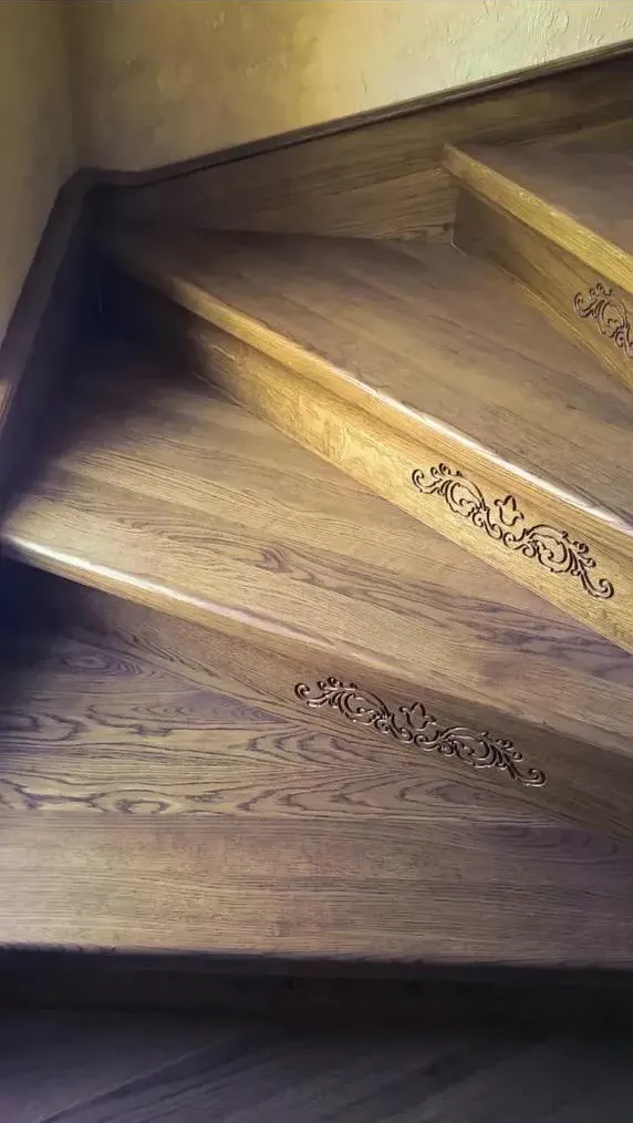 Ступени из массива с резным орнаментом на подступенках